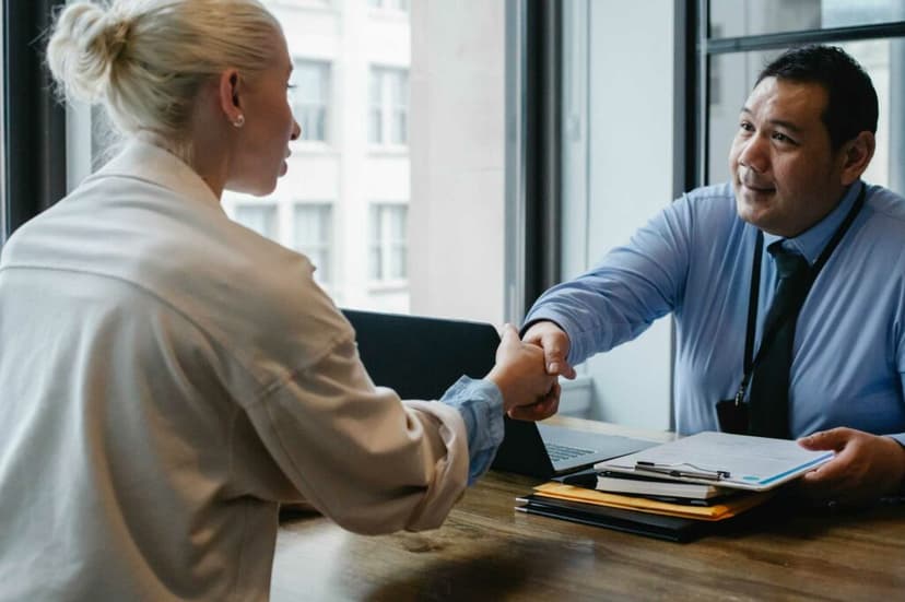 Lady handshaking a franchise seller